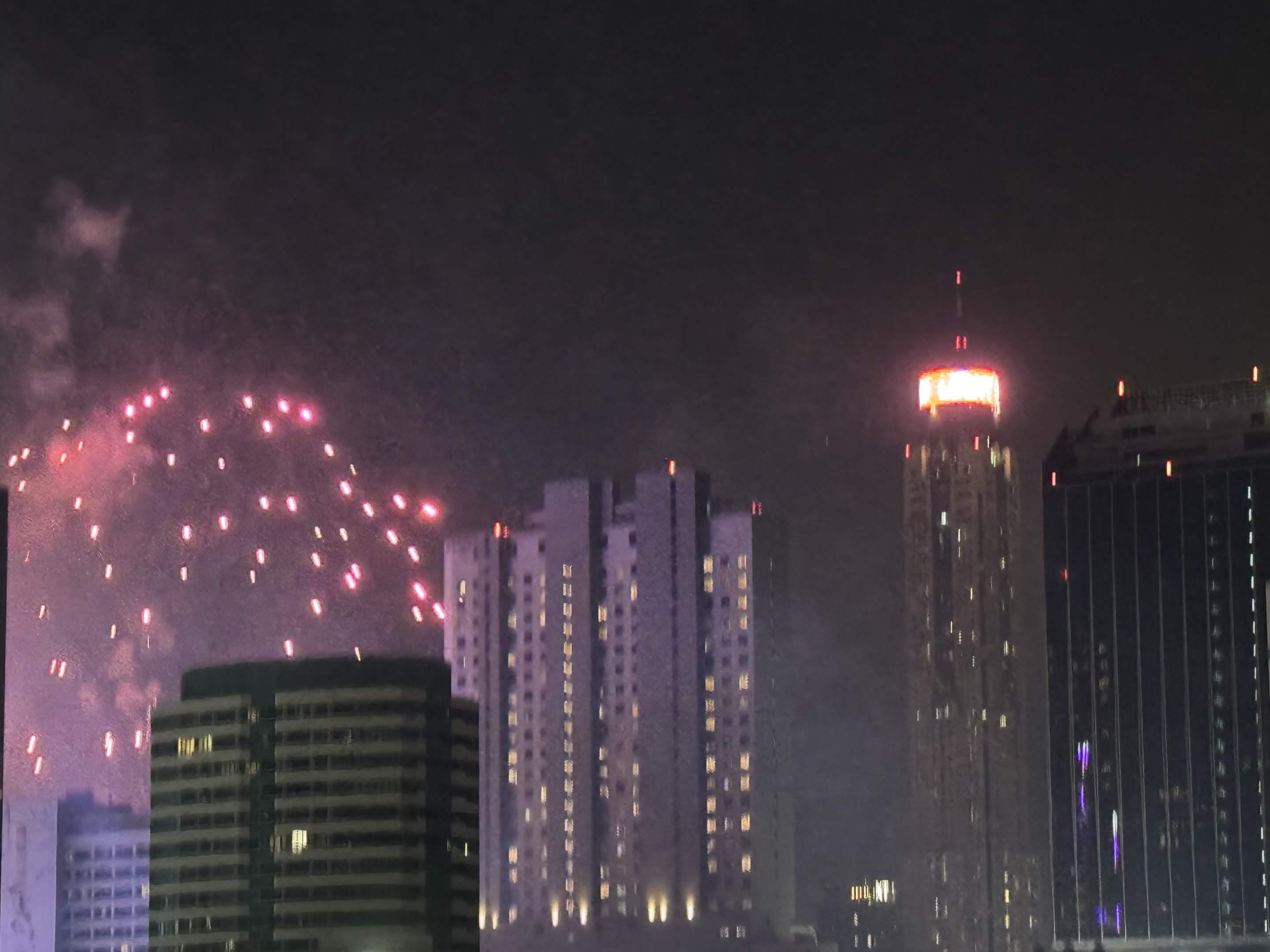 自宅から見えるバイヨークスカイタワー(夜景・花火)