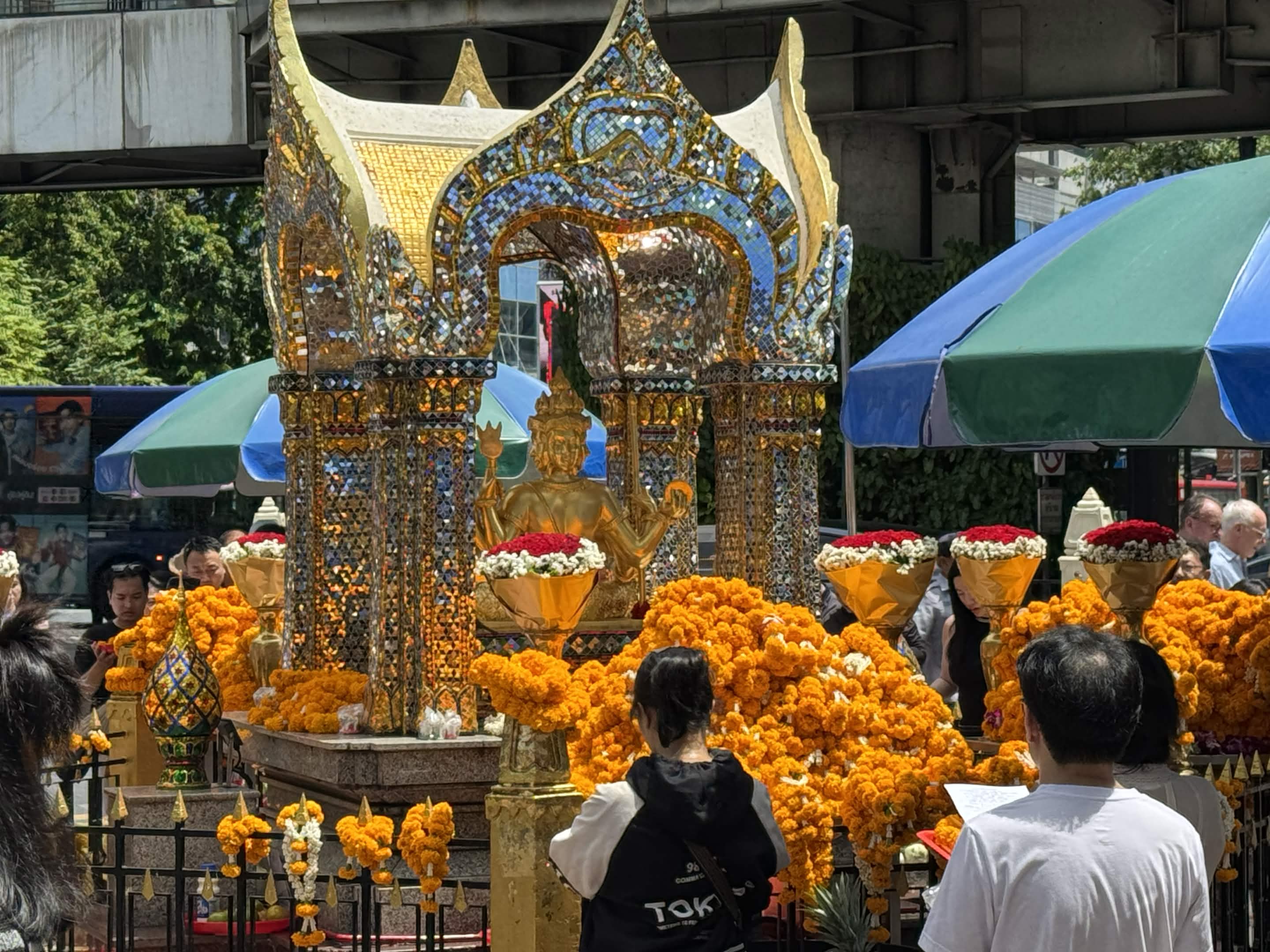 エラワン祠 バンコク ラチャプラソン交差点の黄金の祠
