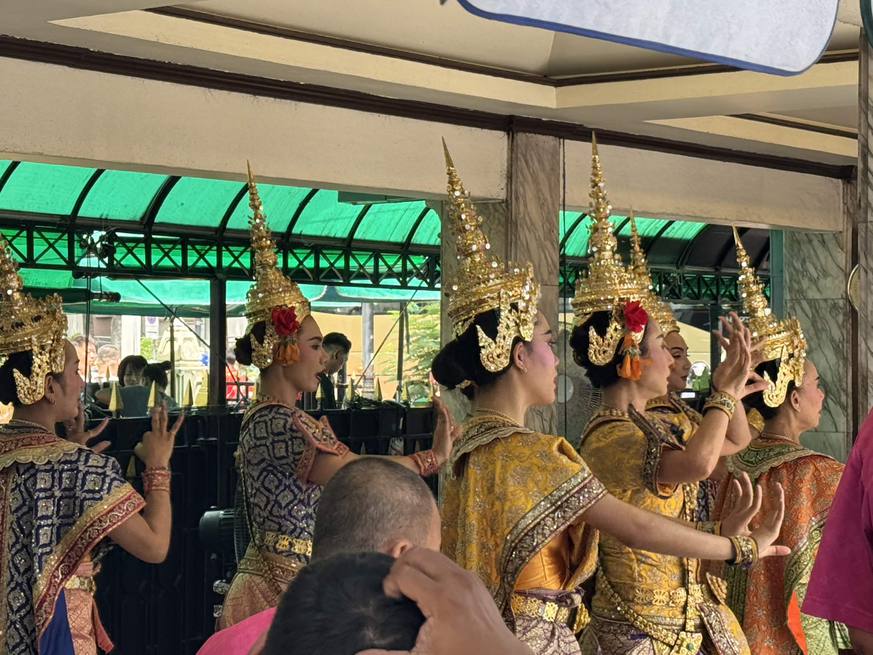 エラワン祠でタイ舞踊を奉納する踊り子たち