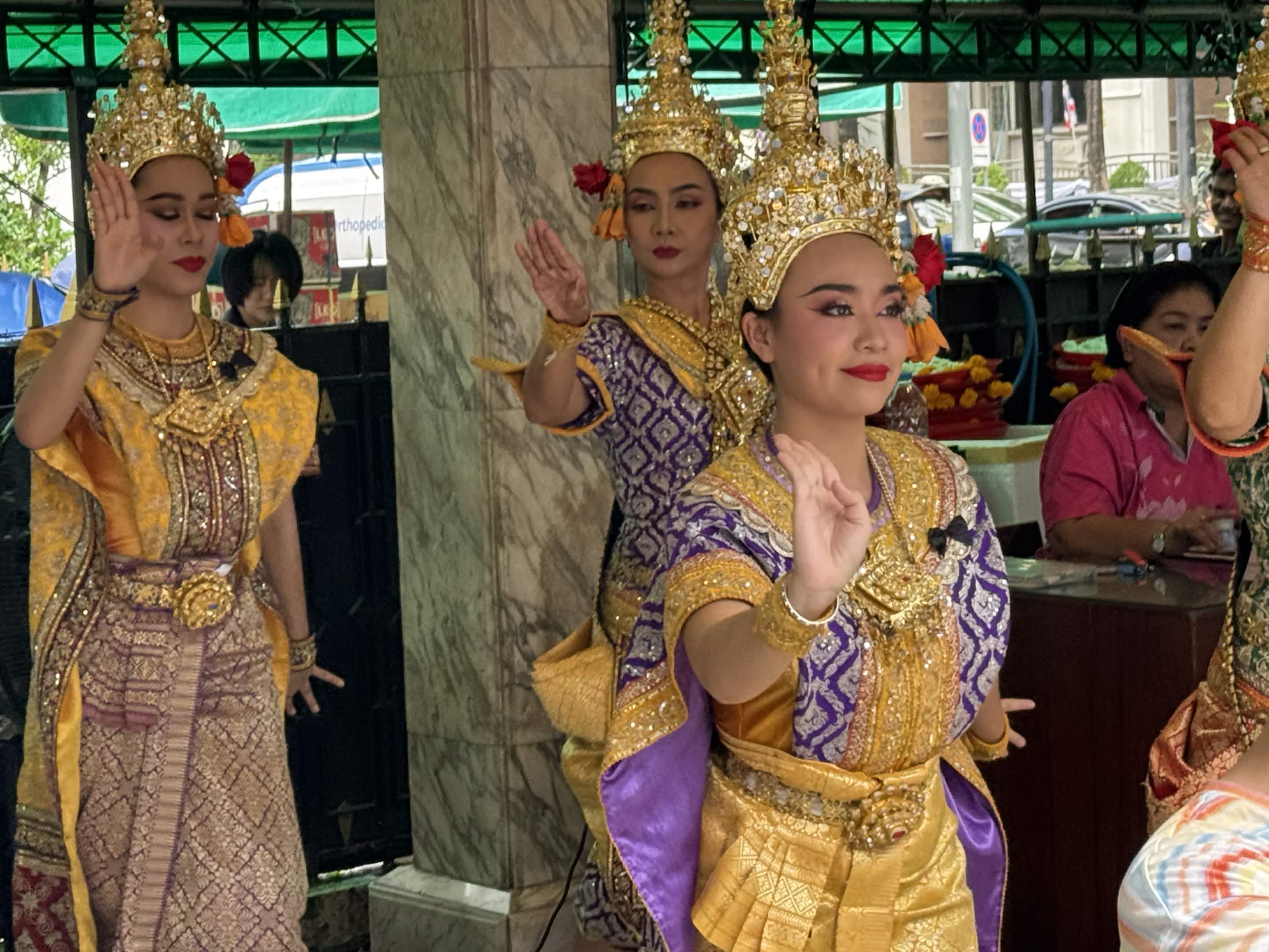 エラワン祠のタイ舞踊 ゲーボンの踊り子