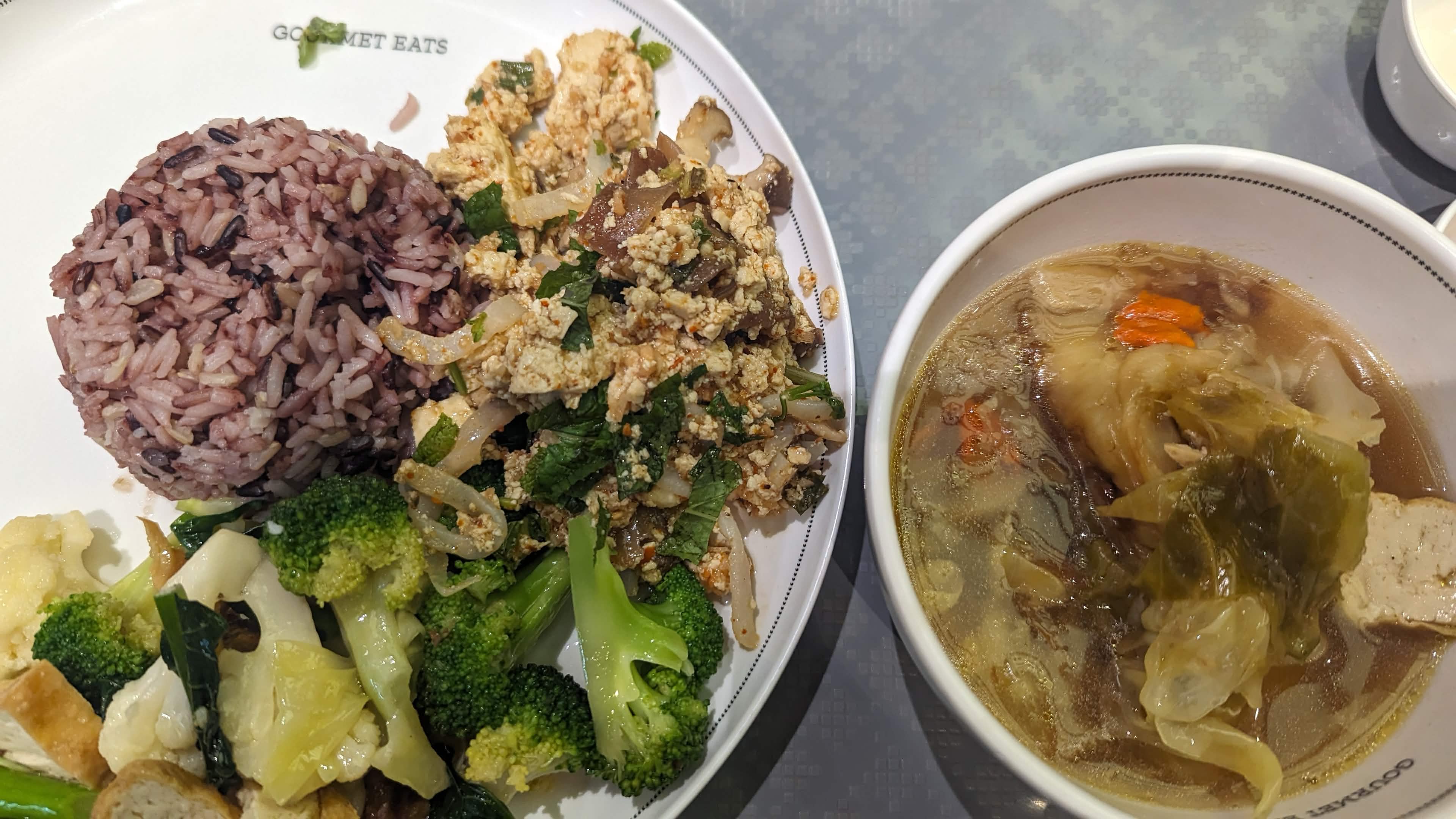 Gourmet Eats Siam Paragon Branchで頼んだライスベリーライスと野菜のプレート、スープ付き