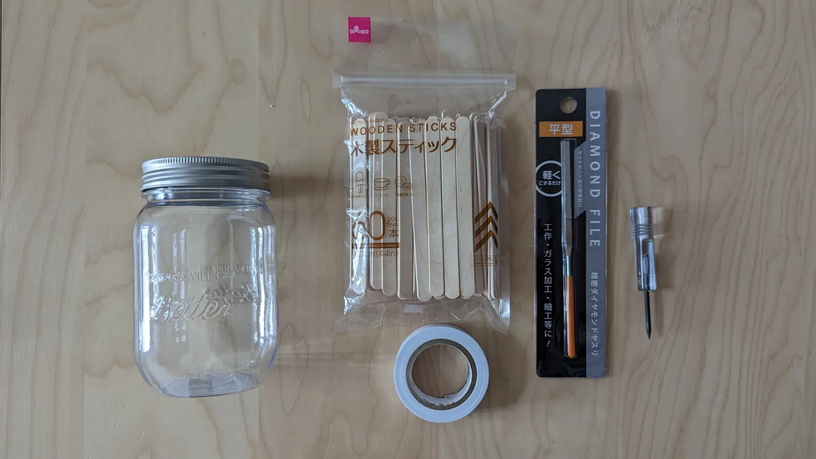 プラスチック製蓋付き瓶、木製スティック、ビニールテープ、ダイヤモンドヤスリ、ドライバー00番を用意します