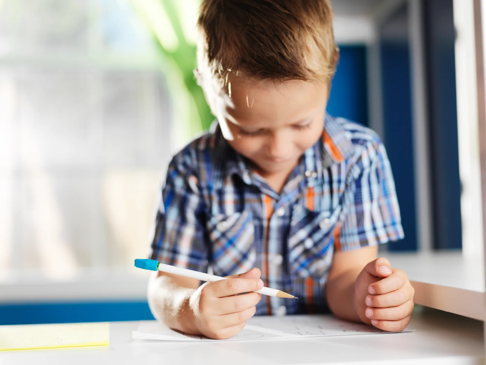 男の子が鉛筆を持ち勉強する様子