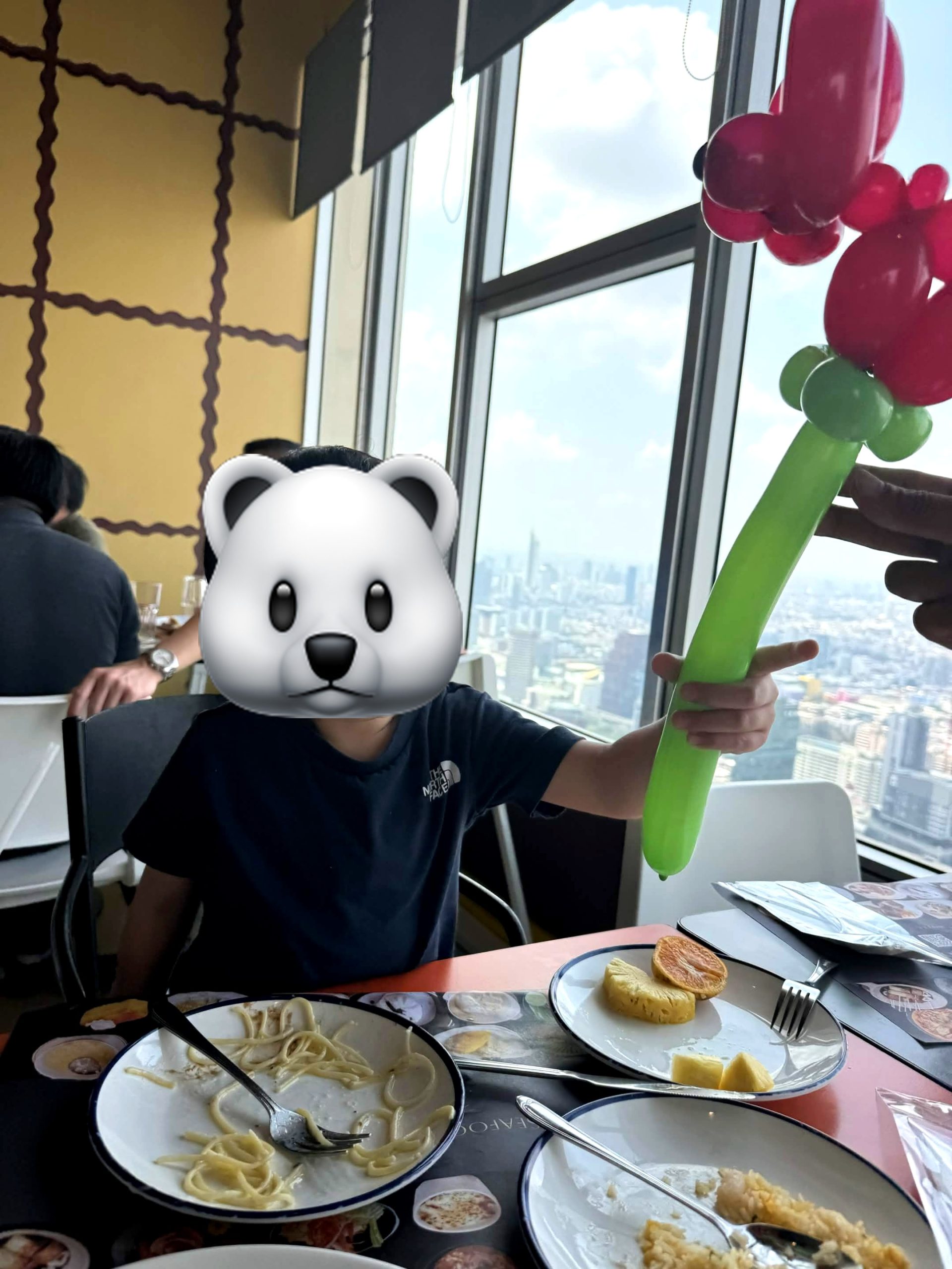 クロークが作ってくれた風船を持つ子ども
