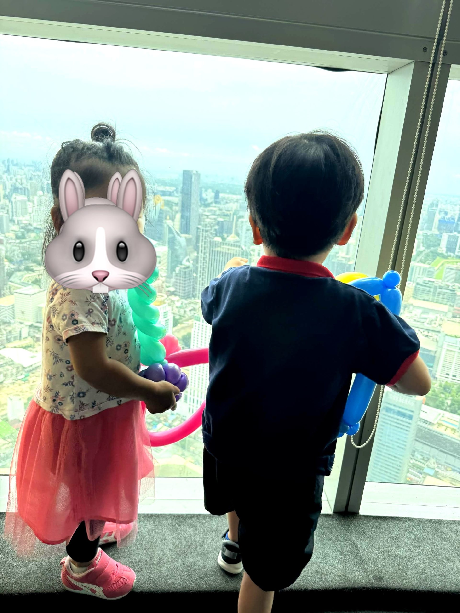 展望台からバンコクの景色を眺める子どもたち