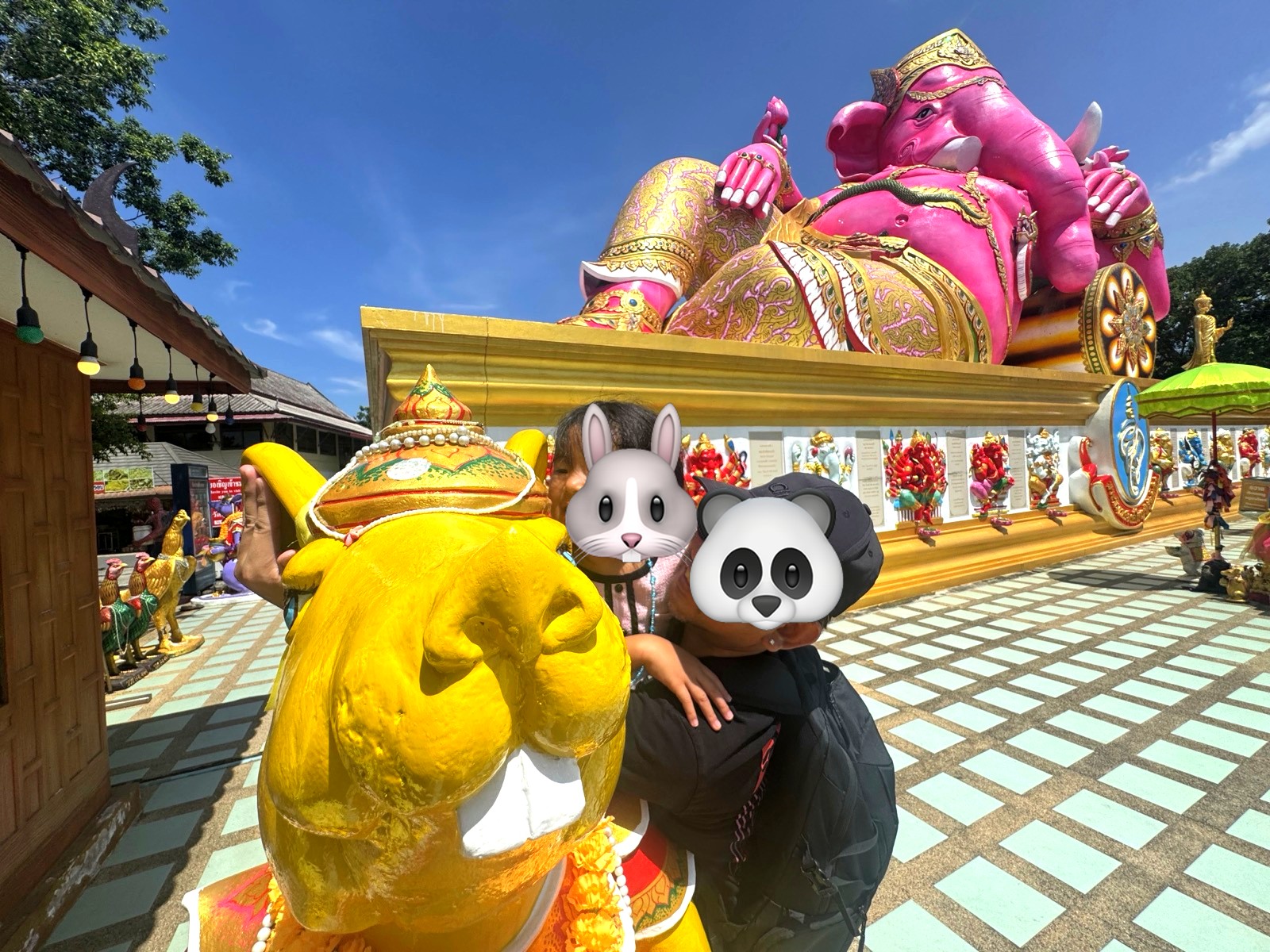 境内に並ぶ色とりどりのネズミの神様と巨大ピンクガネーシャ像