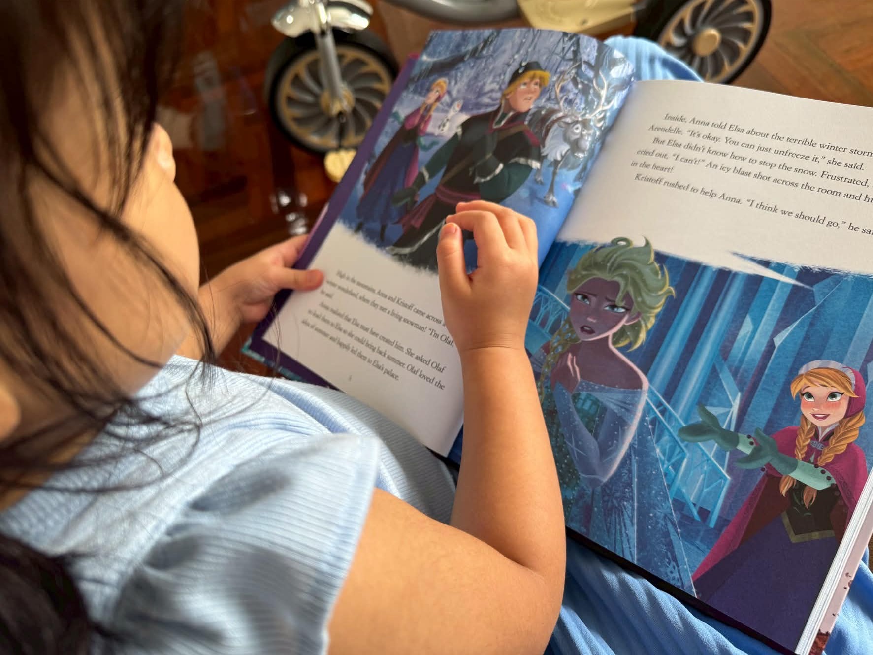 4歳の娘がお気に入りの5-Minute Frozenを読んでいる様子