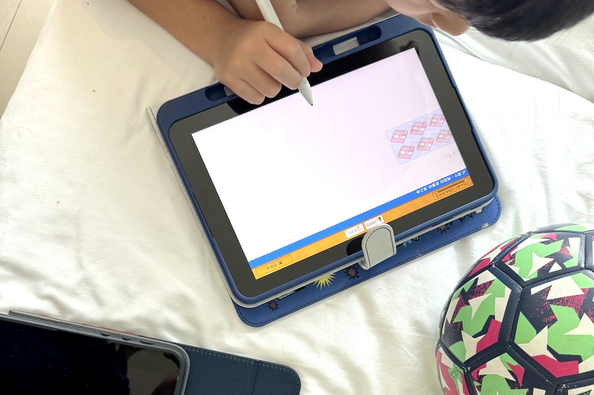 スマイルゼミのタブレットで学習する様子（我が家のタブレット学習）