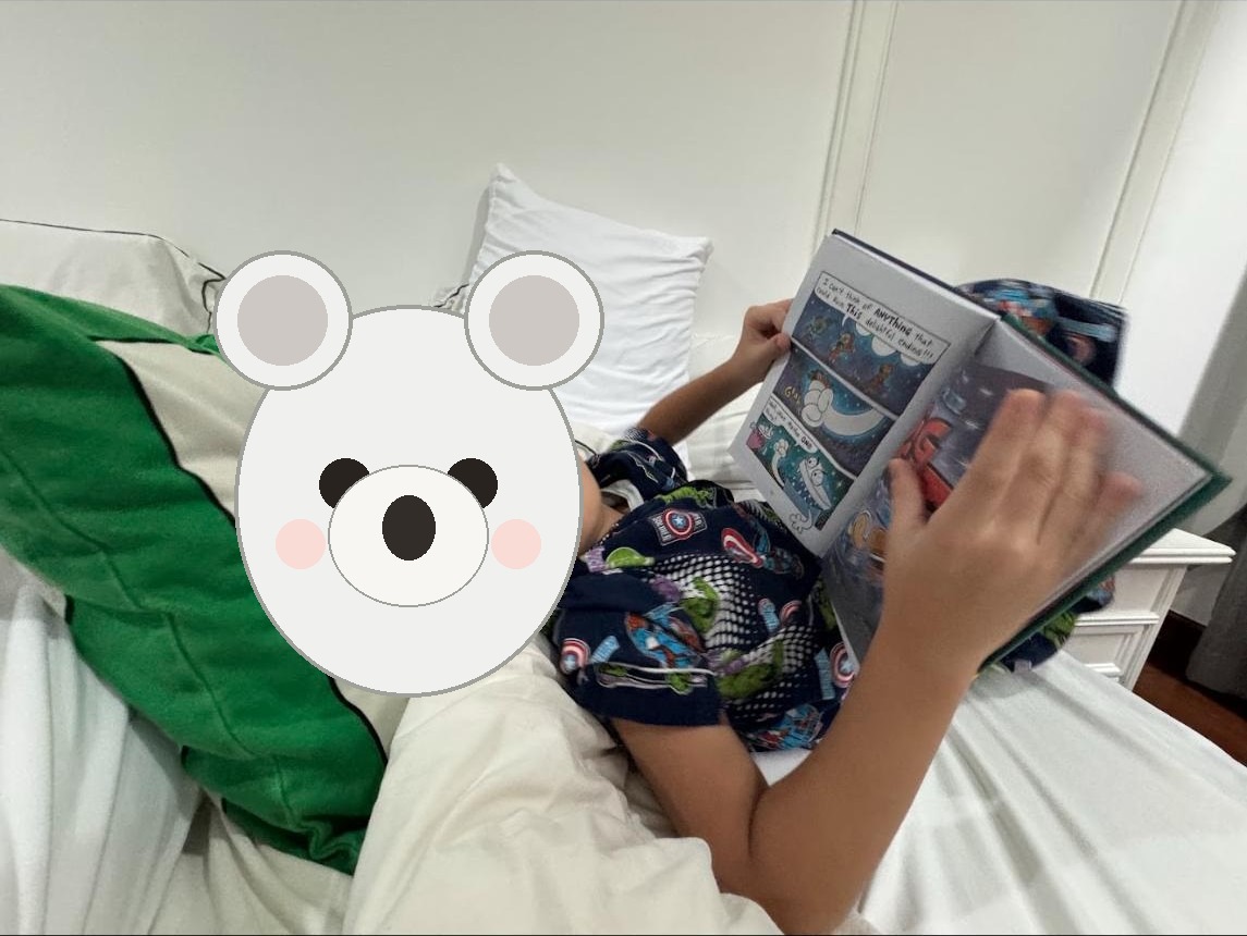 寝る前に自分から本を読んでいる様子