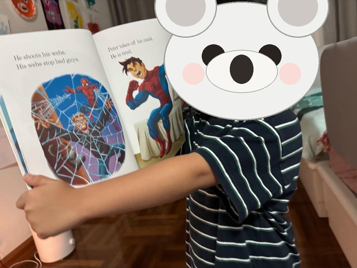 長男がWorld of Reading X-Menを見せてくれている様子
