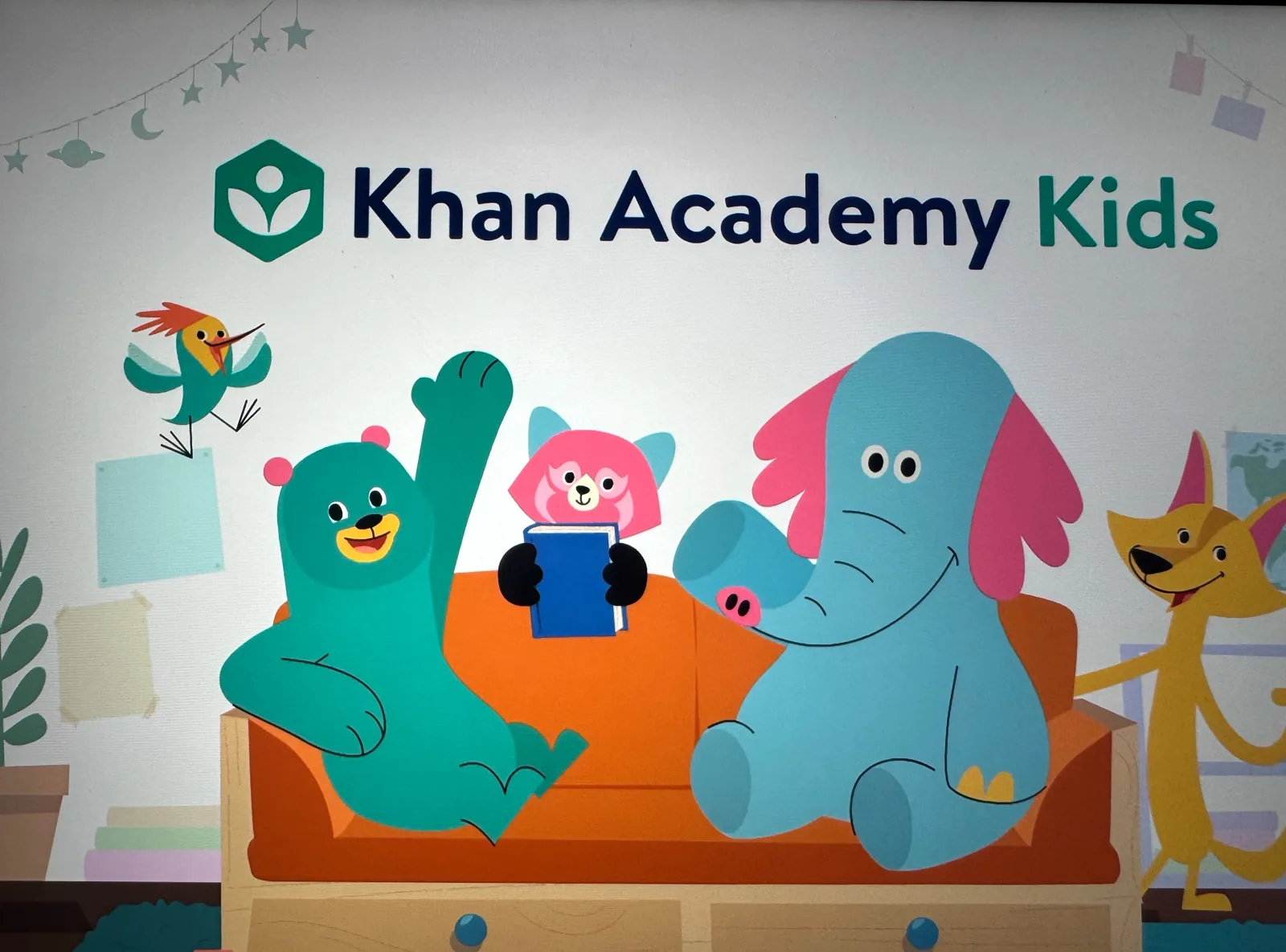 Khan Academy Kidsのキャラクターたち。クマのコディや仲間たちがソファに集合