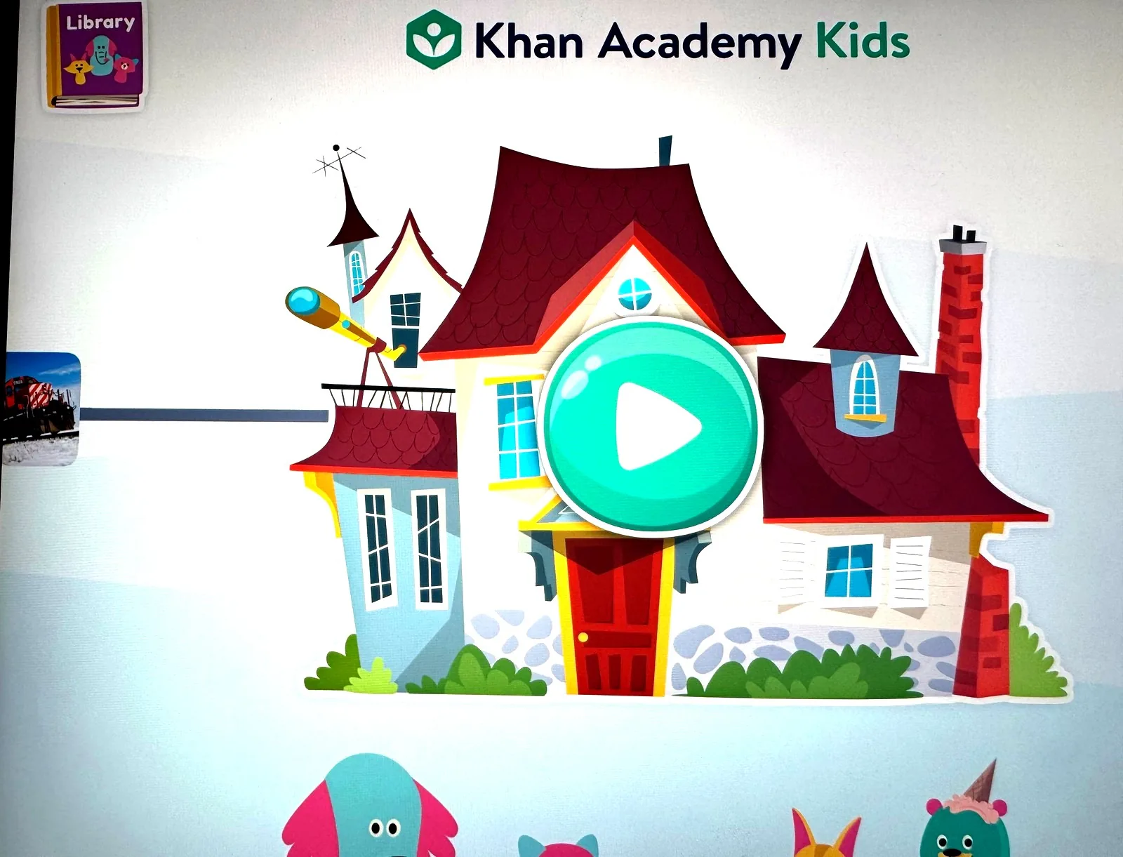 Khan Academy Kidsのホーム画面。おうちの大きな緑の再生ボタンから学習の道（ラーニングパス）が始まる