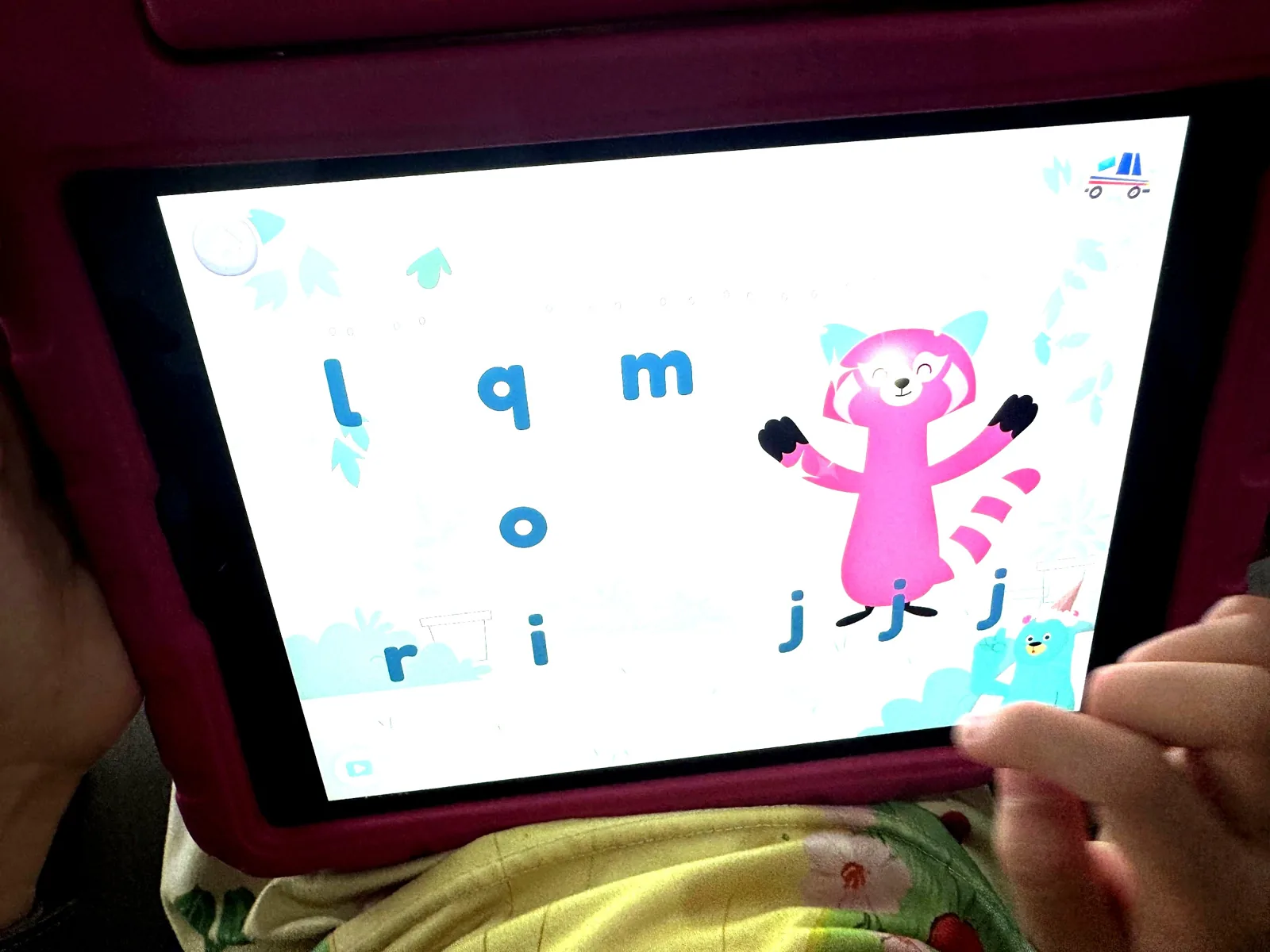 Khan Academy KidsのLetters（フォニックス）のアクティビティ画面。アルファベットを探して遊ぶ