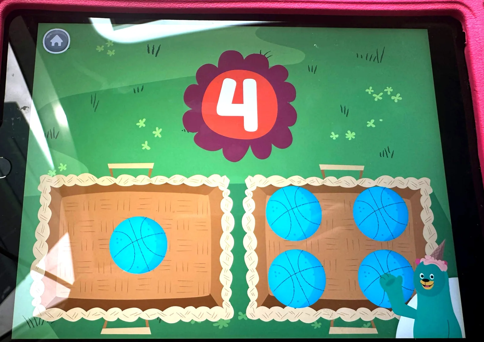 Khan Academy KidsのMath（算数）アクティビティ。数字の4に合うバスケットボールのかごを選ぶ