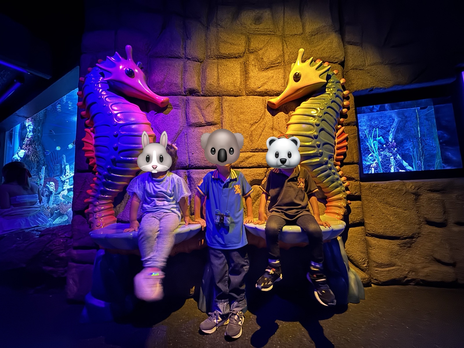 SEA LIFE Bangkokのシーホースのベンチで記念撮影する子どもたち