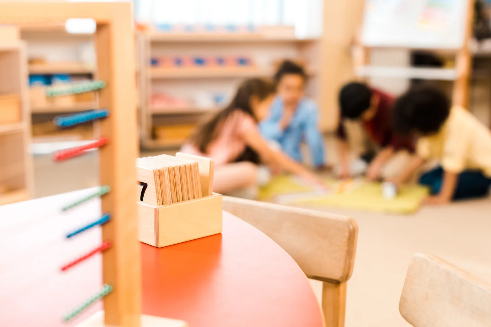 他学年の子どもたちが集中する様子。
