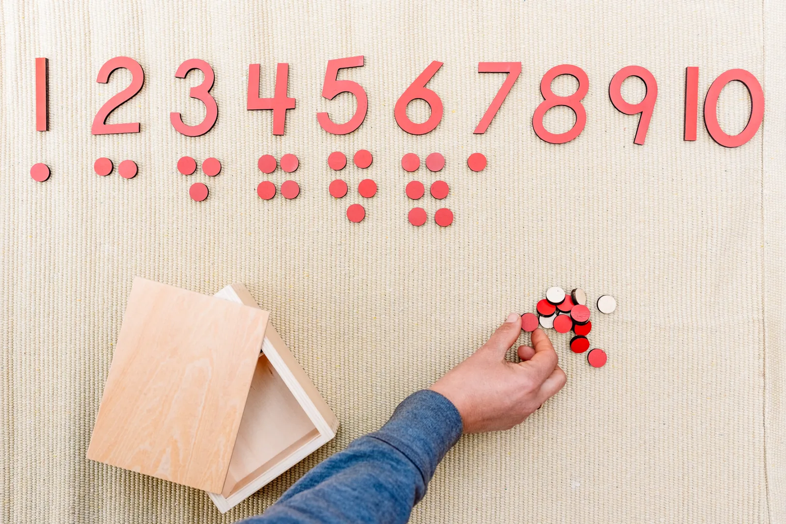 数字の下に同じ数のチップを置く子ども。