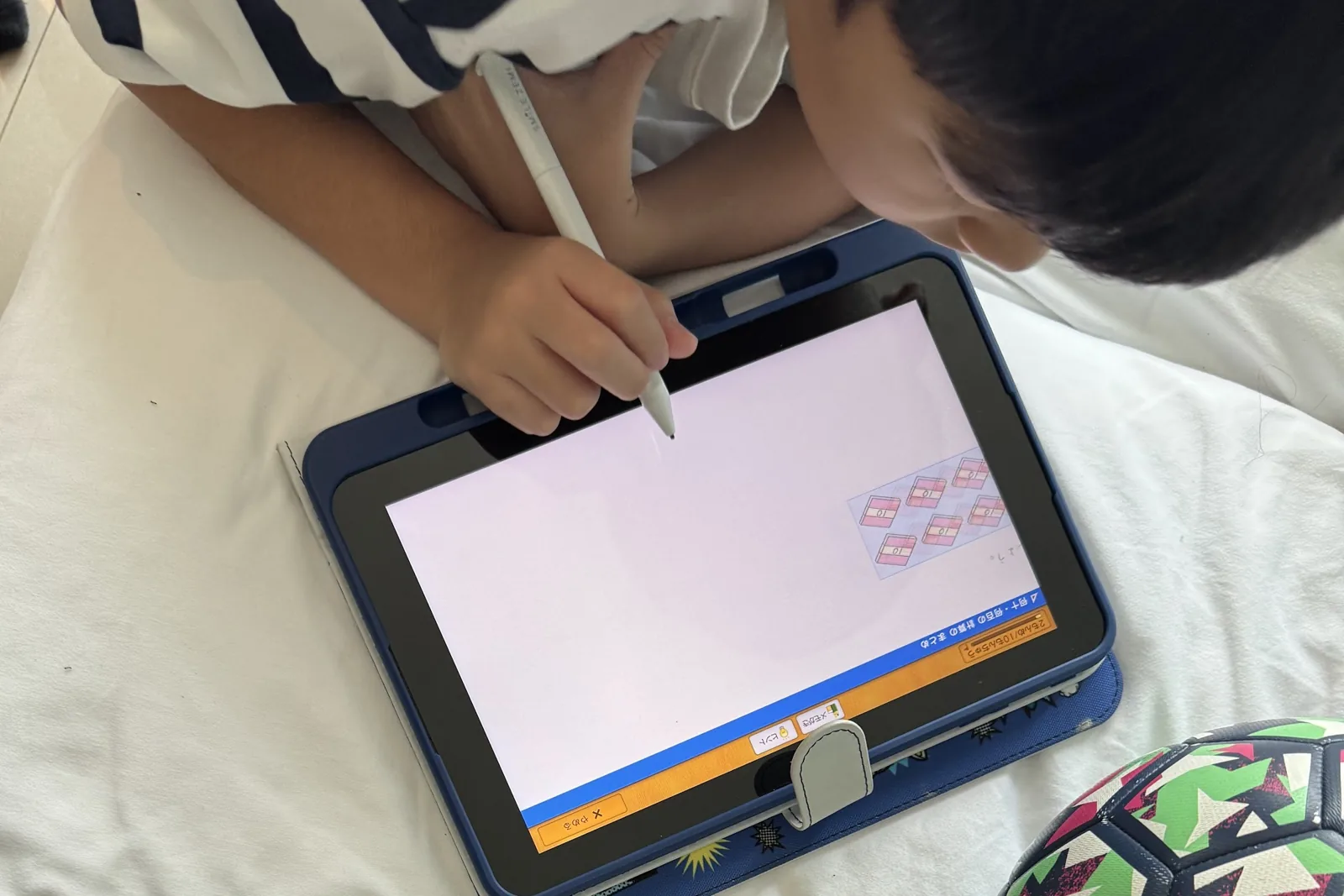 朝、テレビをつける前に自分でタブレットを開いて、その日のミッションに取り組みます