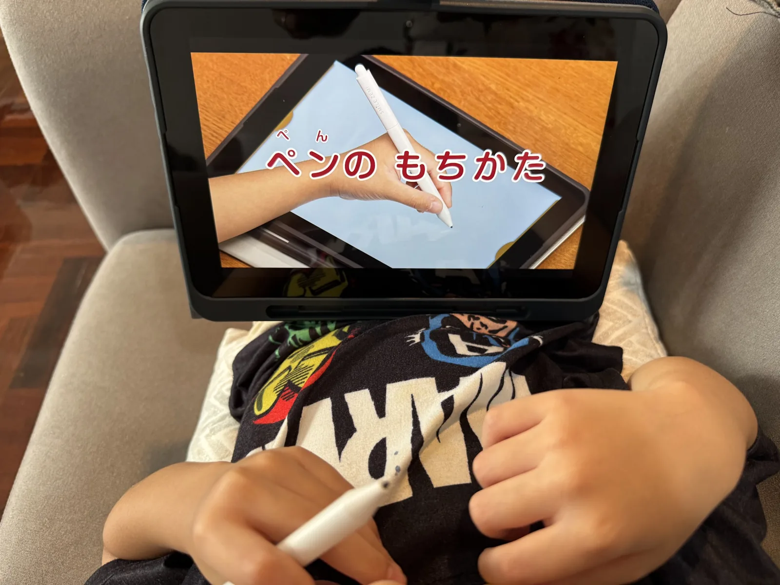毎日こうしてスマイルゼミに取り組んでいます(正しいペンの持ち方まで教えてくれます)