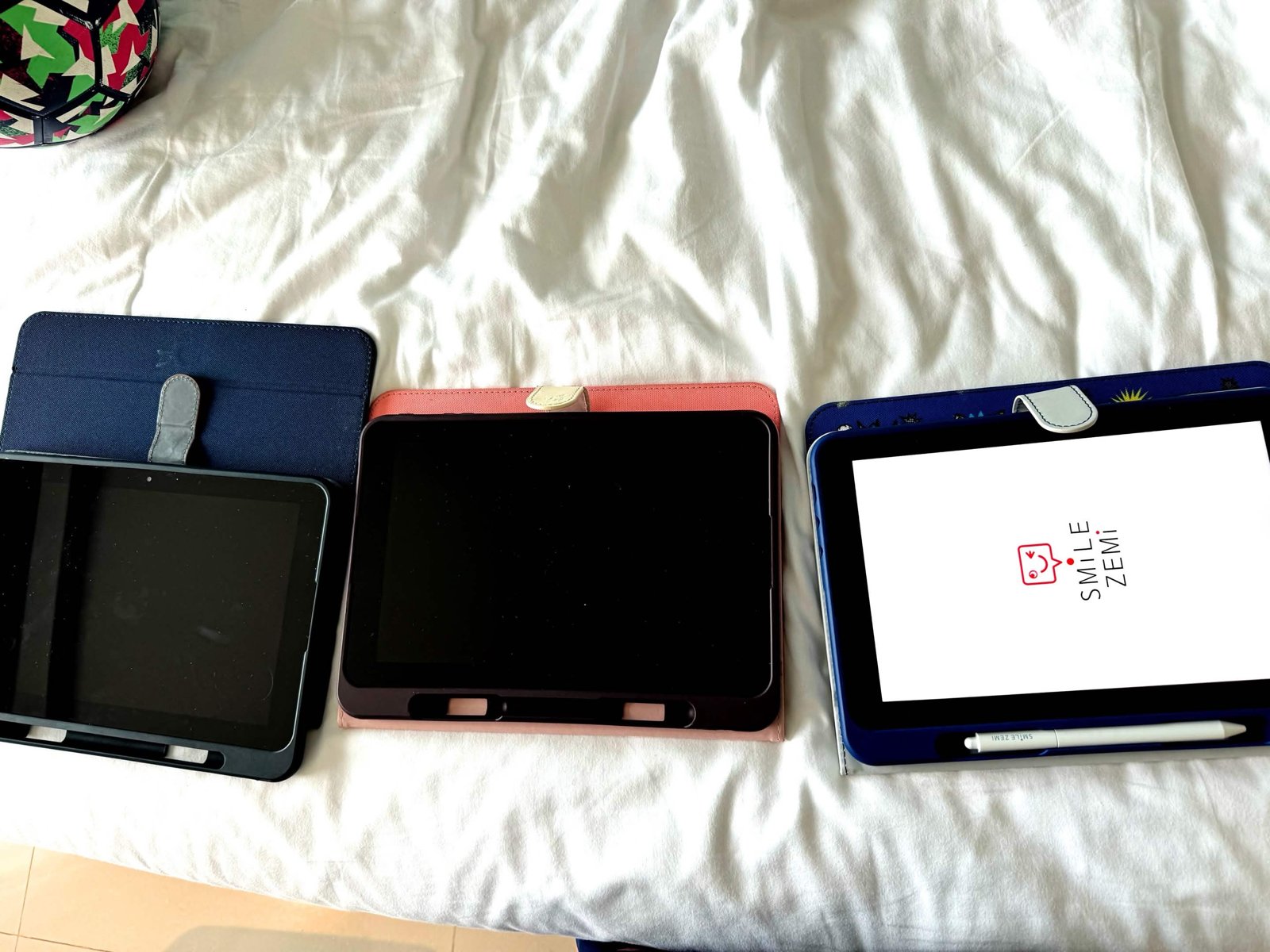 3人分のスマイルゼミ専用タブレットが並んでいる様子