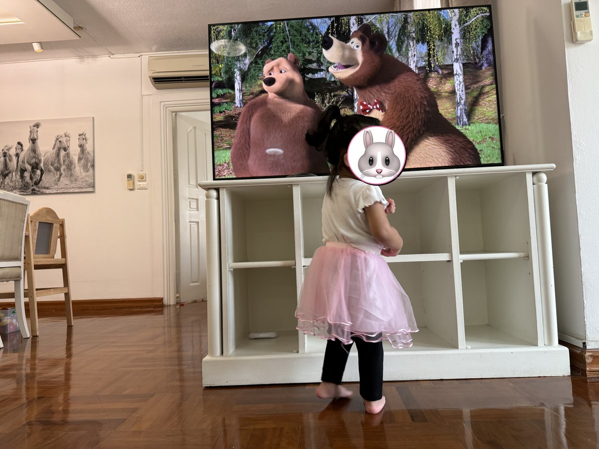 英語のアニメ（Masha and the Bear）を見る我が家の娘