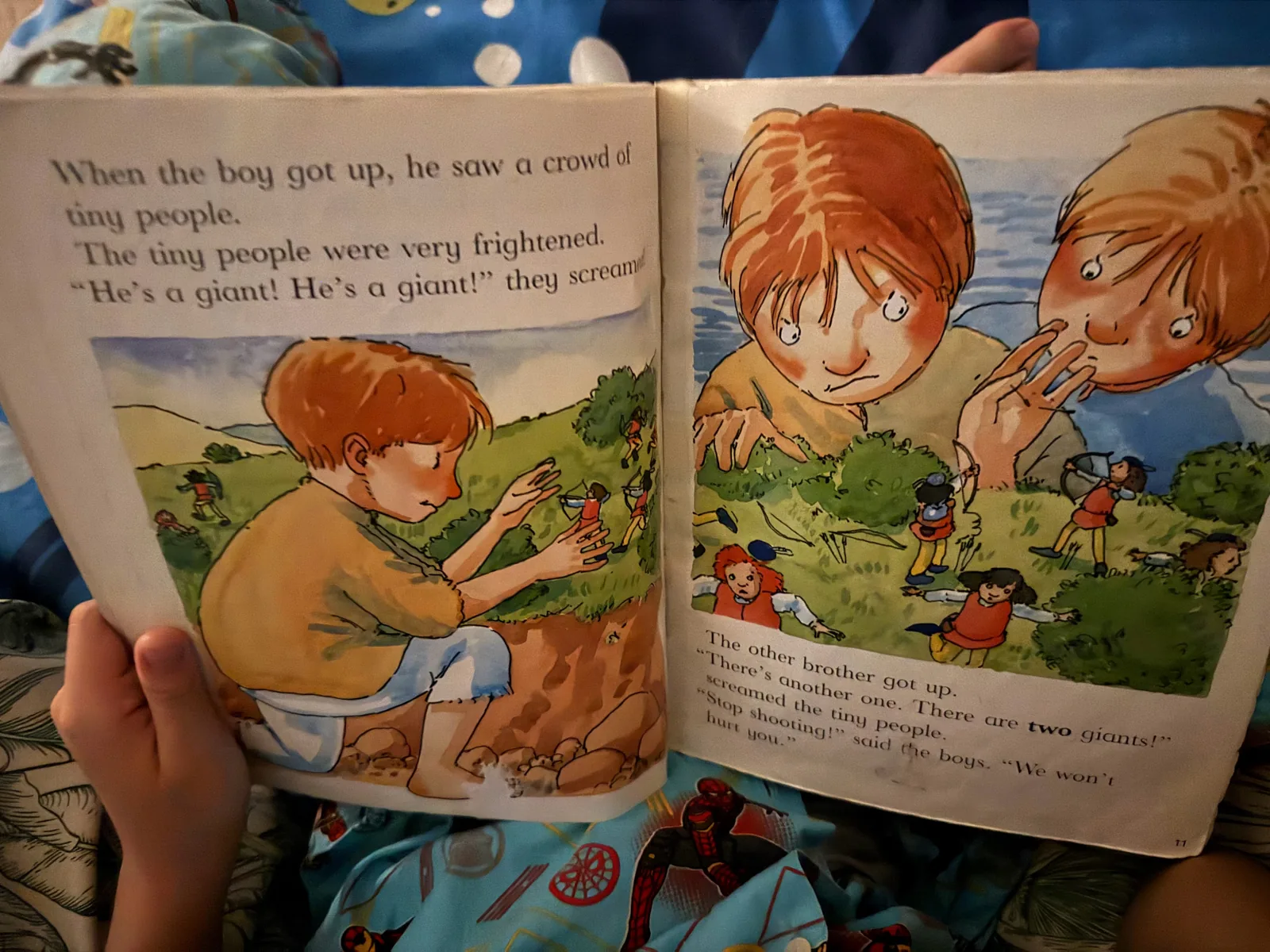 おうちで絵本を読む様子