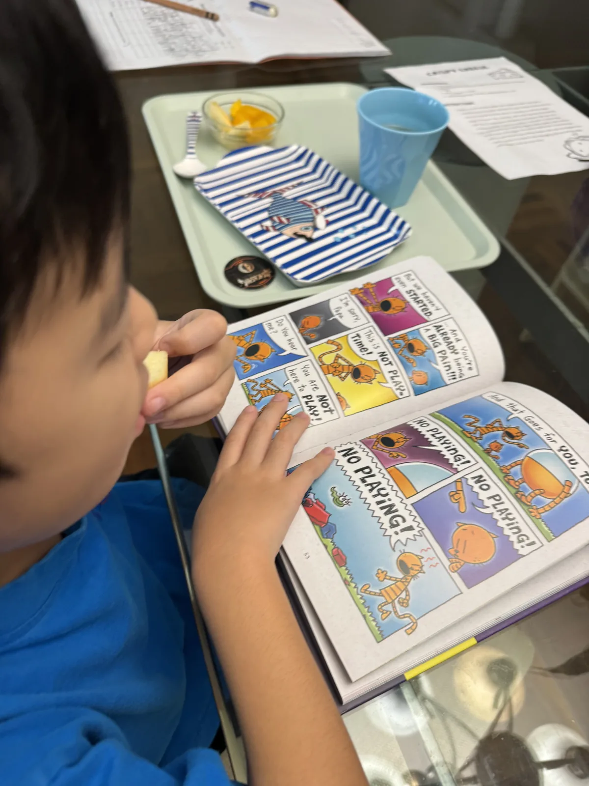 学校の給食の時間に本を読む様子