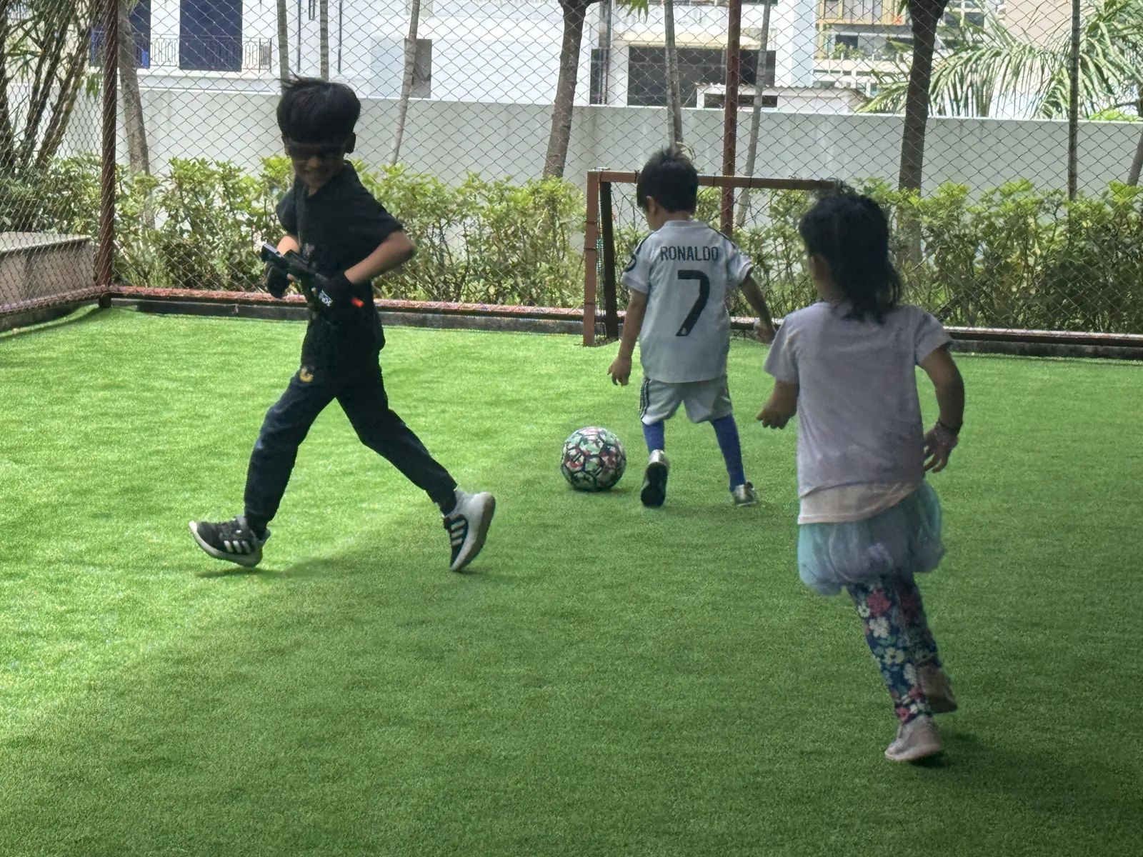 バンコクで3兄弟が一緒にサッカーをする様子