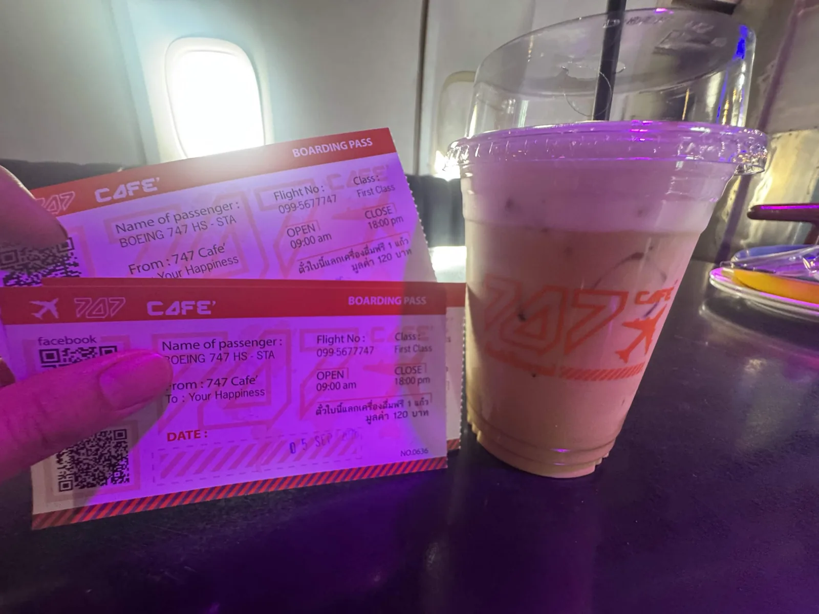 747カフェの入場チケット(ボーディングパス)とドリンク