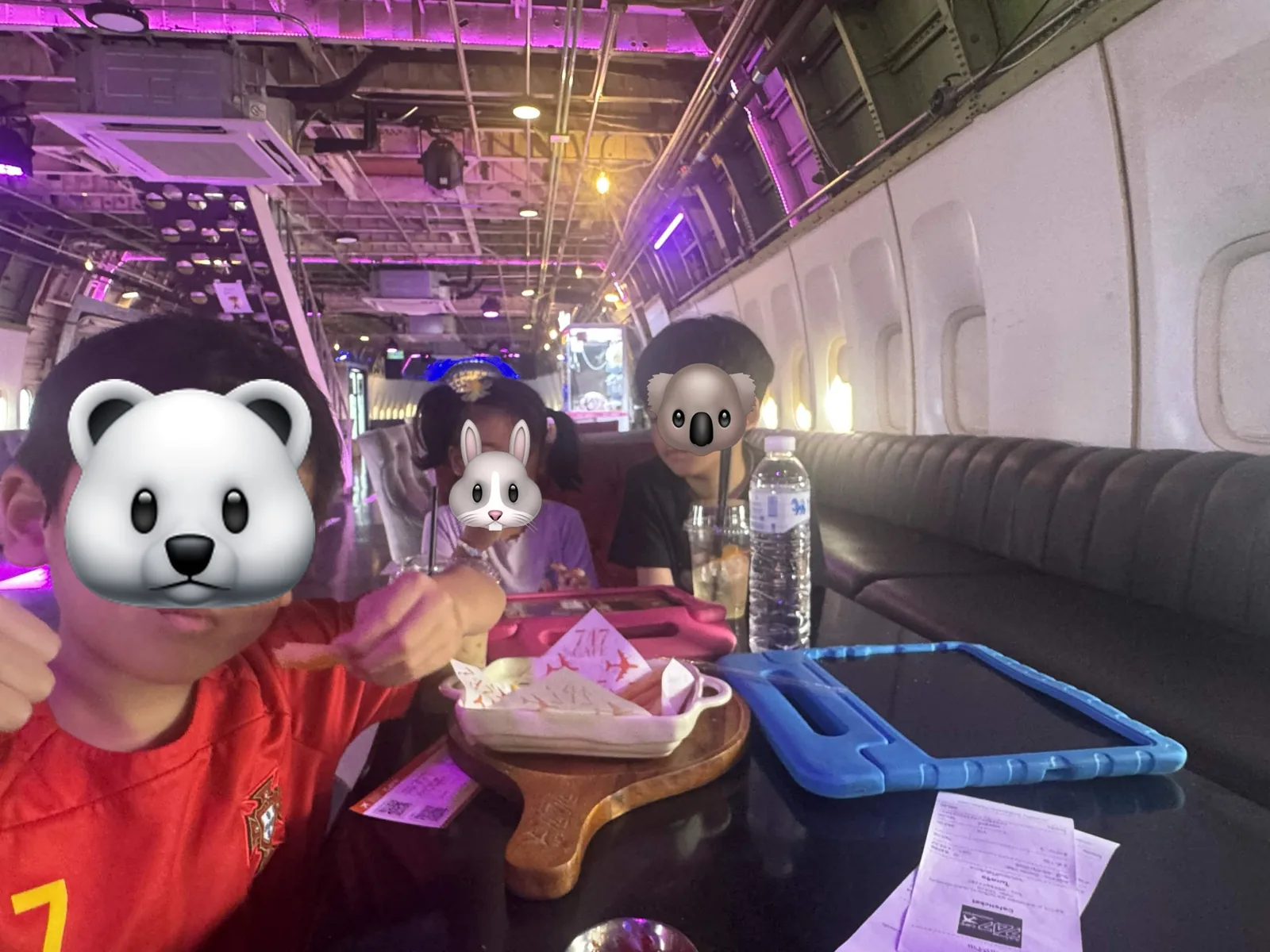 747カフェの機内席でドリンクとポテトを楽しむ子どもたち