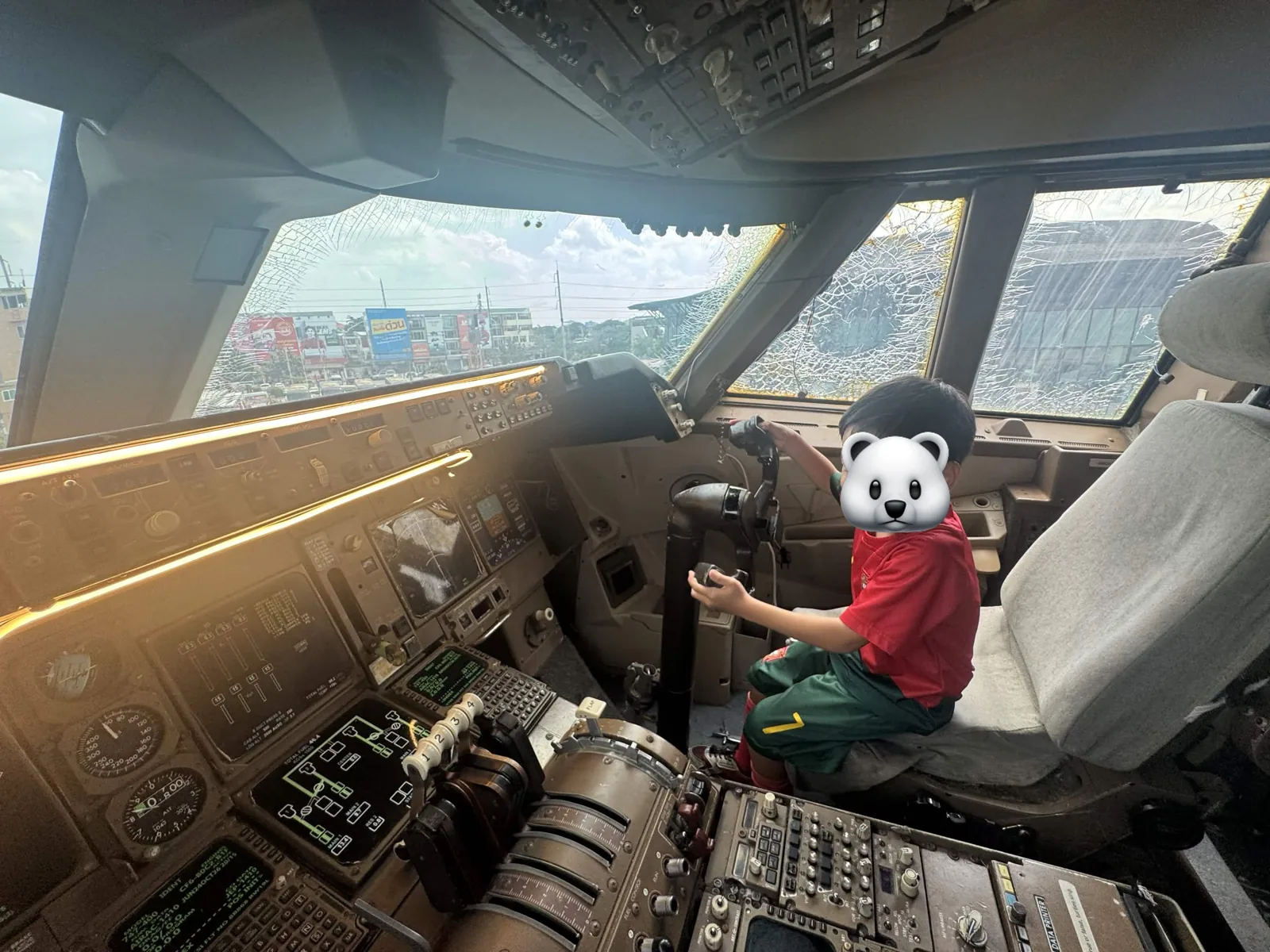 747カフェのコックピットで操縦桿を握る子ども