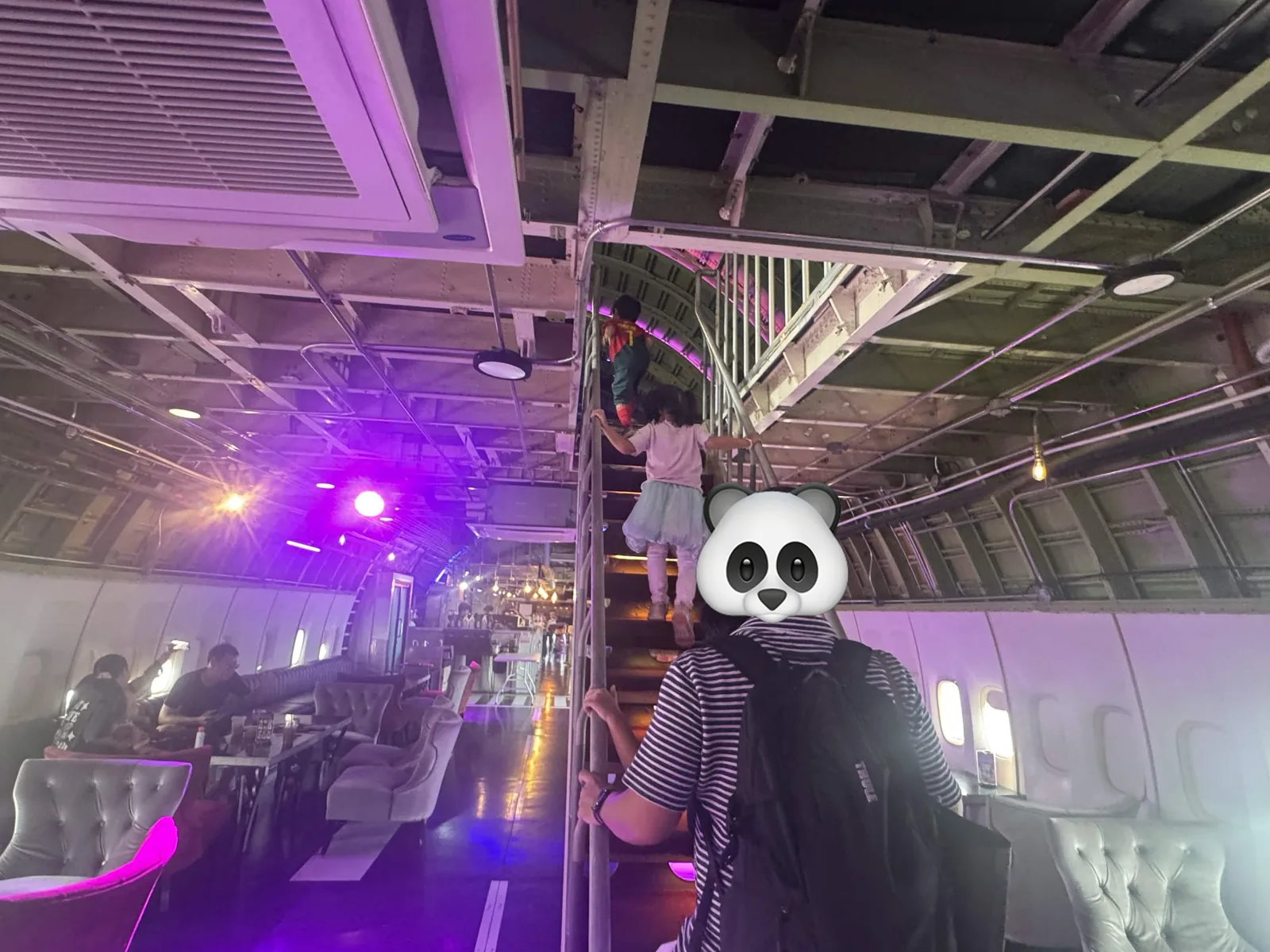 747カフェの機内から2階へ上がる階段